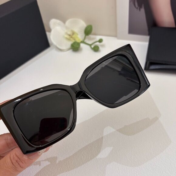 Yves Saint Laurent Black Sunglasses with Gold Logo - Picture 6 of 7